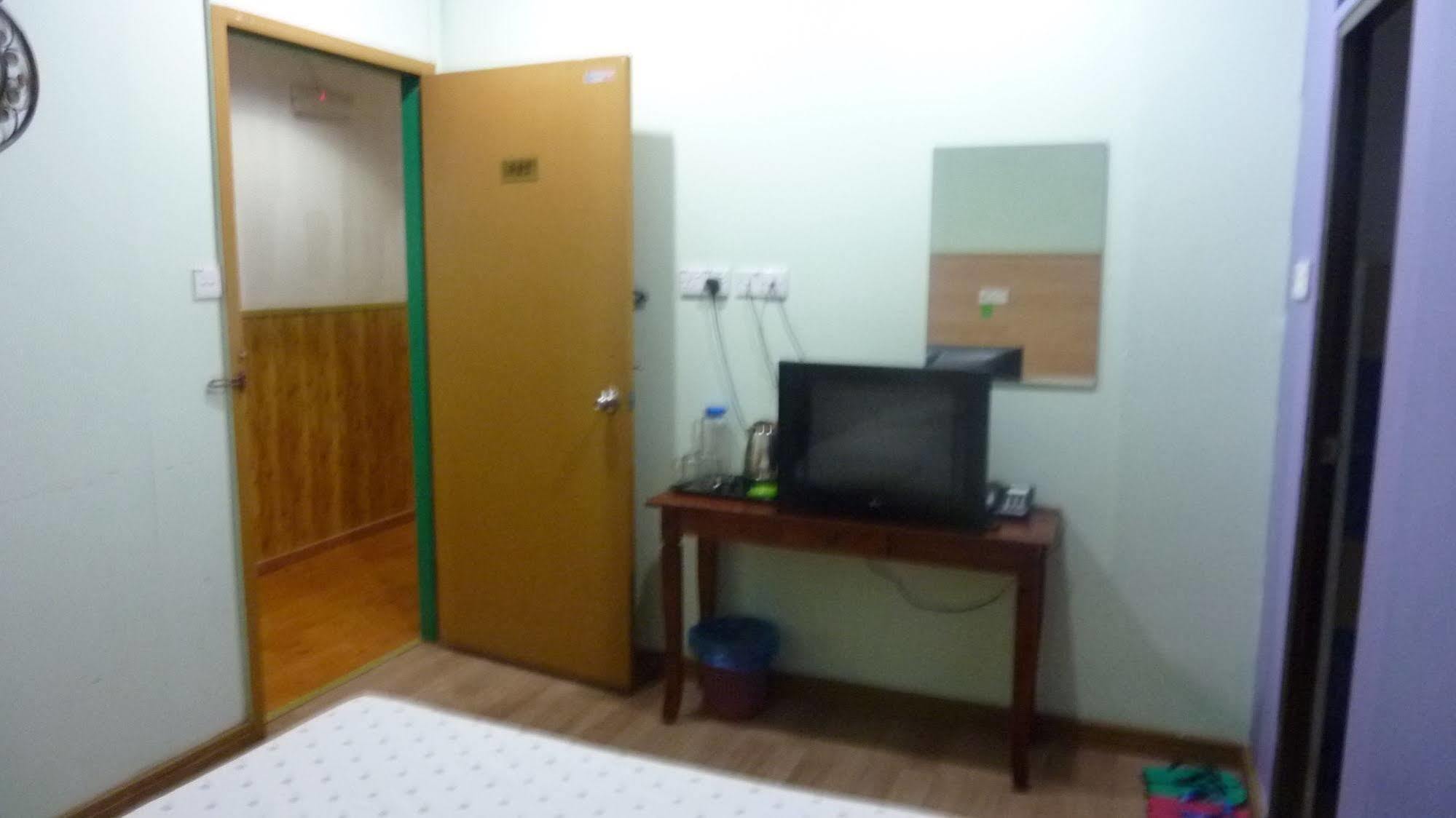 7 Hung Hung Inn Kota Kinabalu Bagian luar foto